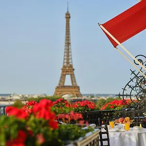 https://plaza-athenee.fr-paris.fr